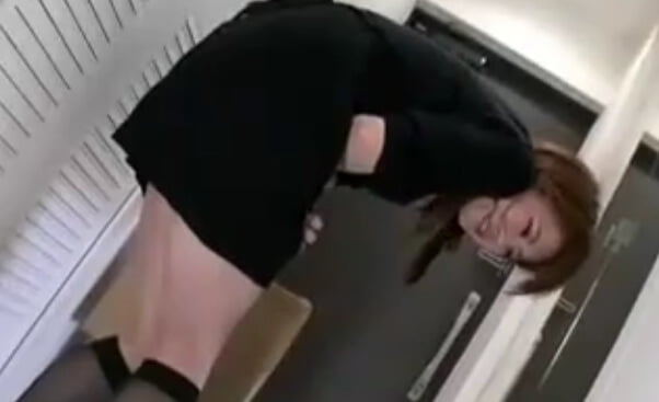 うんこしようと思ったら宅急便が届き、震えながら肛門をきゅっと締めて対応!・・・頑張りも空しく男性配達員の前でお漏らし脱糞ww