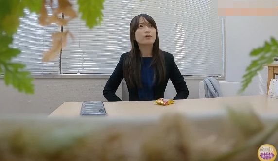 【着衣脱糞】地方局アナウンサーみたいな清楚顔の女性がトラブル続出でうんこ間に合わず!トイレの前で情けない声を出しながら下痢便を漏らすw