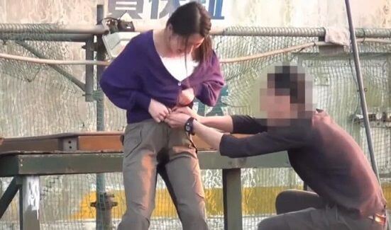 【緊急放尿】彼氏や友達の前でおしっこ漏らしちゃう女性たち。野外で股間ぐっちょりｗｗｗ