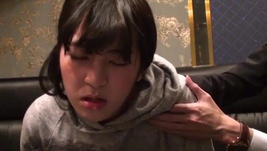 【意識朦朧ゲロ】酔いつぶれた女子大生がカラオケボックスで大量嘔吐。まるでマーライオン状態ｗｗ