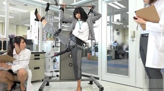 【電マ失禁】SOD女子社員がY字股開きポーズで鬼イキ。パンツスーツ濡れすぎてビチョビチョｗ