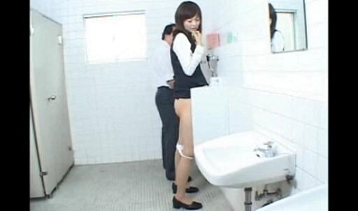 トイレは男女一緒！会社の方針で男子トイレで立ちションする高身長OL。これぞまさに男女平等ｗ