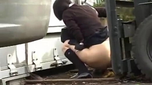 【JK野外脱糞】駐車場で特盛うんこを捻り出す女子高生。野良猫「すげー糞だ！」と驚くｗｗ