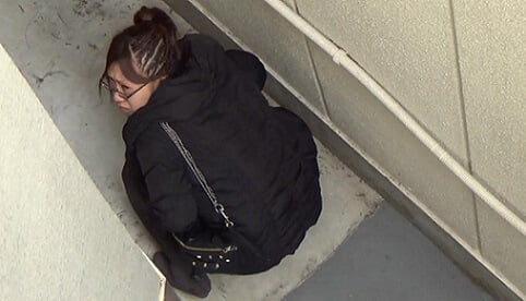 【屋外うんこ】街中を猛ダッシュするイケイケ眼鏡女子。路地裏でパンツ脱いだら1秒でビチャ糞ぴゅっぴゅ♪