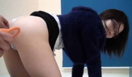 空気浣腸されて不思議な気分になっちゃうメガネ女子。臭そうなオナラをぶぴ～。