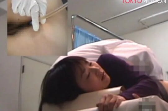 【患者盗撮】肛門病院でアナルをほじくられ、洗浄液を大量注入される黒髪美女。トイレでおしっこと糞汁を同時発射!