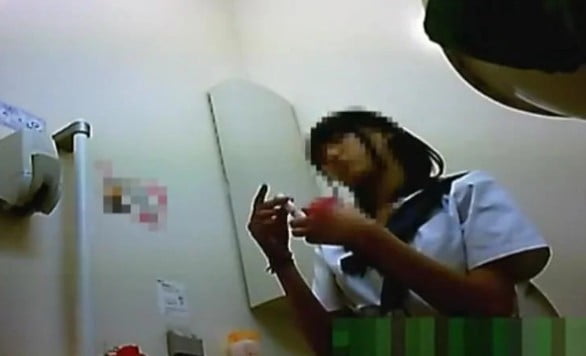 【トイレ盗撮】化粧直ししながら放尿する女子高生。若いからおしっこの出もいいね！