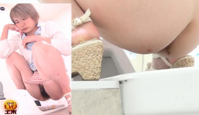 【トイレ脱糞】クール系金髪女子の下痢便＆おしっこ噴射動画。ひどい水下痢でも冷静な表情をキープ！