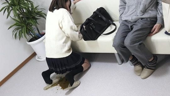 【JK脱糞】病院の待合室で女子高生が水下痢お漏らし。「言葉にできない」がめっちゃ心に響くｗｗ
