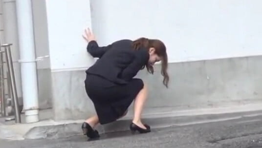 【外回り営業盗撮】新人OLが無念のおしっこお漏らし。行きつけのトイレも探しておかないとねw