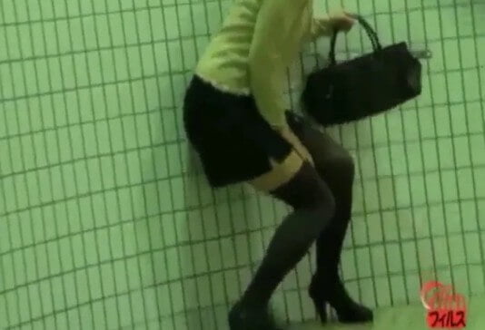 【地下鉄盗撮】駅構内でおしっこ撒き散らしながら歩くガーターベルトお姉様。全然止まらない小便ｗｗ
